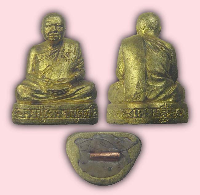 รูปหล่อ เนื้อทองชนวน ใต้ฐานฝั่งตะกรุดและเกศา รุ่นเศรษฐี หลวงปู่ไสว วัดสุนทรประดิษฐ์ พิษณุโลก ปี 2560