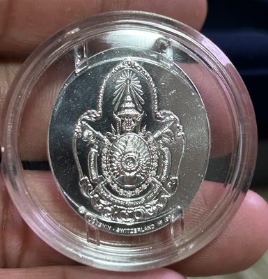@ เหรียญฮูกานิน (Huguenin) เนื้อเงินสวิสซ์ 99.9% + เนื้อบรอนซ์สวิสซ์ ที่ระลึกในหลวง ร.9 สร้างพระมหาธ