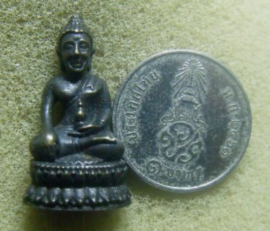**เบา​ๆ​**พระกริ่ง ใต้ฐานตอกโค๊ต วฬ และ ๑๐๐**สวยๆ เชิญชมครับ 