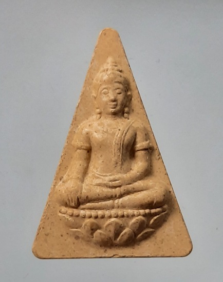 พระนางพญา ๖รอบ สมเด็จพระราชินี ปี2547 เนื้อผงเหลือง