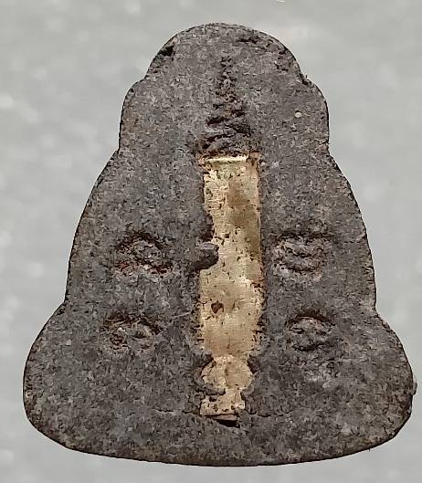 พระผงปิดตา หลังยันต์ ฝังตะกรุดเงิน