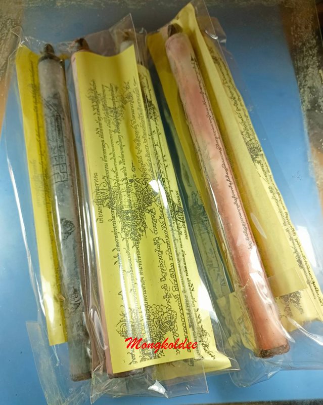 เทียนไหว้พระราหู ตำหรับล้านนา เทียนขี้ผึ้งสีดำลงอักขระยันต์ ลดเคราะห์ เสริมบารมี และโชคลาภ 