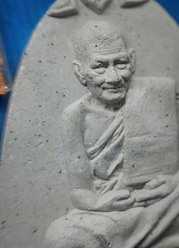 พระผงนั่งเมฆ เนื้อขาว รุ่นเลื่อนยศ หลวงปู่มหาศิลา สร้างปี64 +จีวร+เกศา+สายสิน+ข้าวก้นบาตร รับประกัน