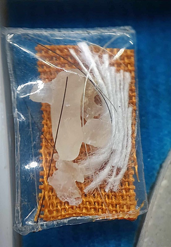 พระผงนั่งเมฆ เนื้อขาว รุ่นเลื่อนยศ หลวงปู่มหาศิลา สร้างปี64 +จีวร+เกศา+สายสิน+ข้าวก้นบาตร รับประกัน