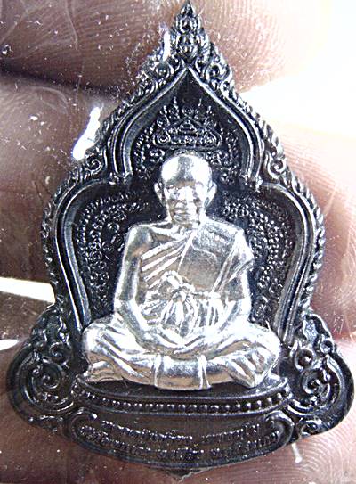 เหรียญหลวงปู่เกลี้ยง วัดโนนแกด จ ศรีสะเกษ รุ่นชินบัญชร  เนื้อนวะหน้ากากเงิน