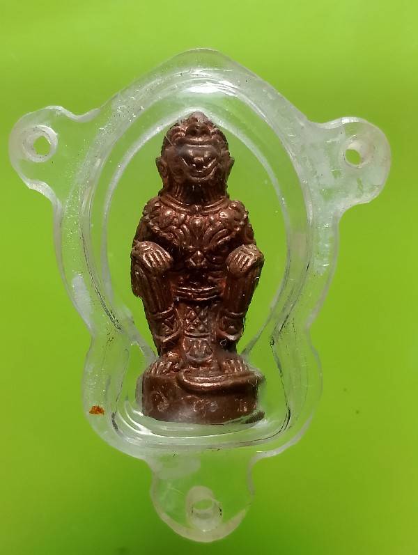 หนุมาน เลี่ยมจับสามทาง ใต้ฐานอุดมวลสาร รอบๆลงอักขระ 