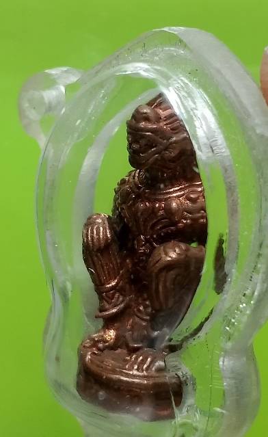 หนุมาน เลี่ยมจับสามทาง ใต้ฐานอุดมวลสาร รอบๆลงอักขระ 