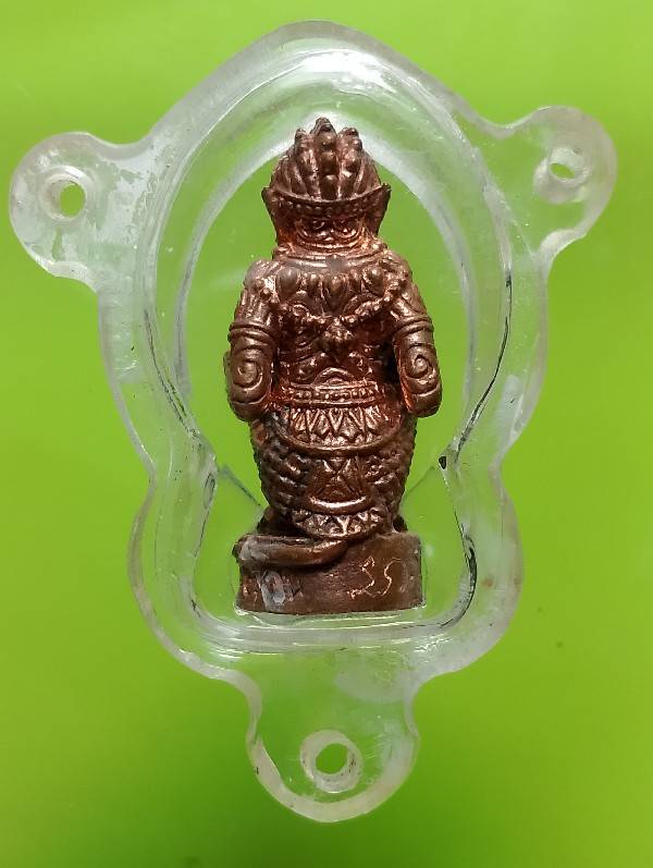 หนุมาน เลี่ยมจับสามทาง ใต้ฐานอุดมวลสาร รอบๆลงอักขระ 