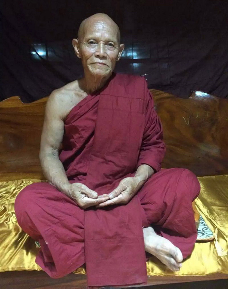 พระปิดตาหลังตะแกรง หลวงปู่ผ่าน วัดป่าโพธิ์แก้ว จ.ปราจีนบุรี ฝังตะกรุดเงินด้านหลัง 