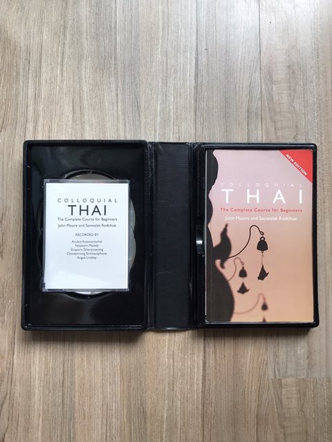 หนังสือ แปลไทยเป็นอังกฤษ พร้อมCD และเทป คลาสสิคมาก เก่าๆเหมาะสำหรับชาวต่างชาติ อยากพูดไทยครับ