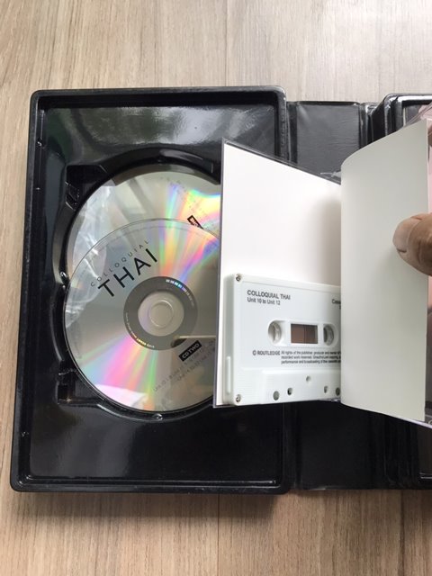 หนังสือ แปลไทยเป็นอังกฤษ พร้อมCD และเทป คลาสสิคมาก เก่าๆเหมาะสำหรับชาวต่างชาติ อยากพูดไทยครับ