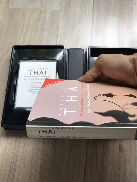 หนังสือ แปลไทยเป็นอังกฤษ พร้อมCD และเทป คลาสสิคมาก เก่าๆเหมาะสำหรับชาวต่างชาติ อยากพูดไทยครับ