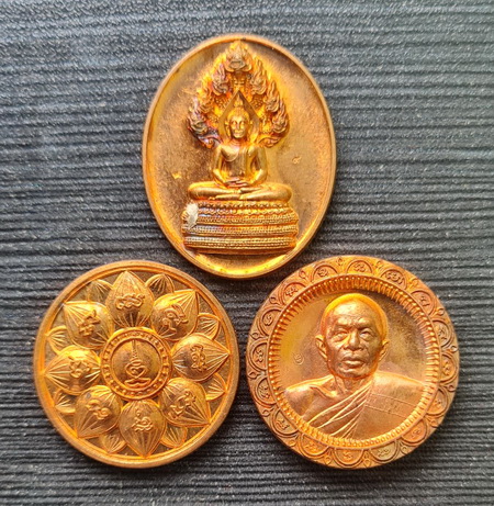 เคาะแรกแดง..เหรียญทองแดงผิวไฟ ๒๕๔๕ รวม ๓ เหรียญ ไม่มีกล่อง..ลพ.ดำ วัดเขาพูลทอง จ.จันทบุรี / ส่ง ems