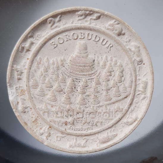 พระผงจัมโบ้ พระโพธิสัตว์อวโลกิเตศวร หลัง บุโรพุทโธ