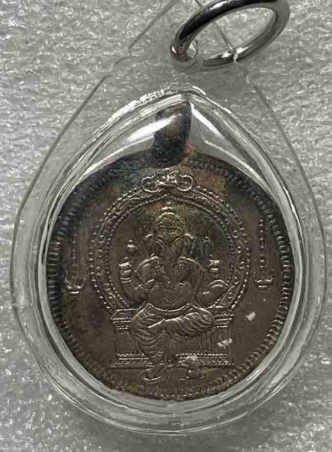 พระพิฆเณศร์ หลังยันต์ หูเชื่อขวาง(หูปลิง) เนื้อกะหลั่ยแห้งเก่ามีอายุ ไม่ทราบที่ เลี่ยมพร้อมใช้