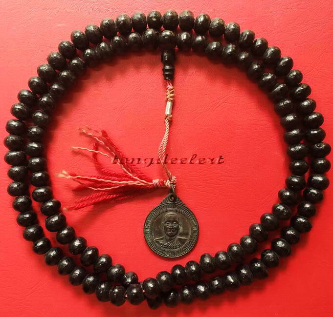 ประคำผงว่านเกสร108 รุ่นแรก หลวงพ่ออุตตมะ วัดวังก์วิเวการาม จ.กาญจนบุรี มีเหรียญห้อยปลายประคำด้วยค่ะ