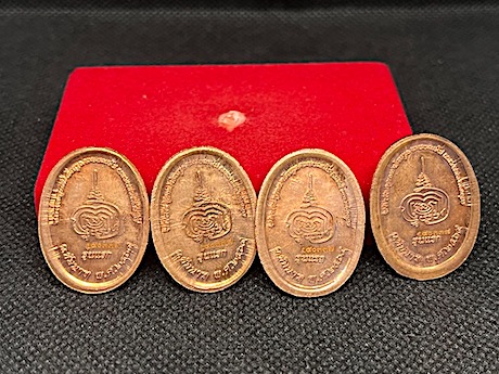 ล็อกเก็ตรุ่นแรก พารวย ส้มฉุน วัดทรงเสวย