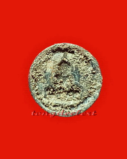 พระท่ากระดานพิมพ์เม็ดกระดุม สร้างจากเนื้อตะกั่วสนิมแดงในกรุวัดเทวสังฆาราม จ.กาญจนบุรีแท้ ๆ ค่ะ