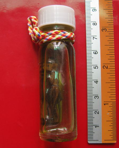 กุมารทองเสน่ห์จันทร์ หลวงปู่ฤทธิ์ วัดชลประทานราชดำริ จ.บุรีรัมย์ ปี 2547 ขวดใหญ่ สูง 8 ซม. สร้าง 499