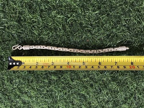 สร้อยข้อมือเงินแท้ 92.5% หนัก 32.11 กรัม 2บาทกว่า เก่า15ปีแล้ว มือ2ล้างครับ ขนาดตามภาพ