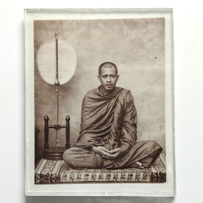 รูปถ่ายอัดกระจก ห่มคลุม รุ่นฉลองวิหาร พระอาจารย์ดิเรก วัดหนองทราย จ.สุพรรณบุรี ปี 2566 ชีเปียใหญ่