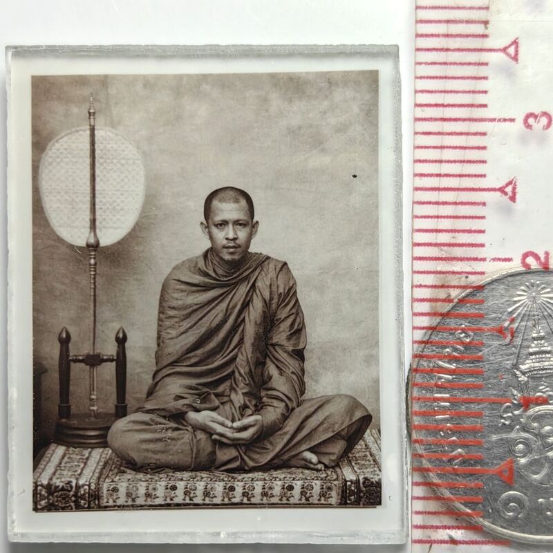 รูปถ่ายอัดกระจก ห่มคลุม รุ่นฉลองวิหาร พระอาจารย์ดิเรก วัดหนองทราย จ.สุพรรณบุรี ปี 2566 ชีเปียใหญ่