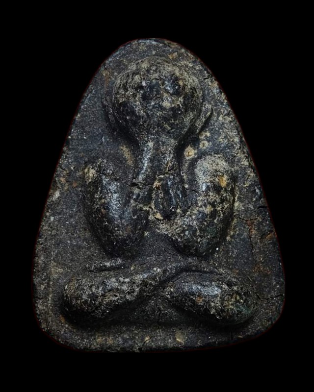 พระปิดตาหลวงพ่อเกลี้ยงวัดเนินสุธาวาสเนื้อผงคลุกรักสวยๆ