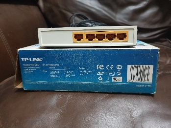 TP-LINK 5-Port 10/100 Mbps. Desktop Switch Model No. TL-SF 1005 D 