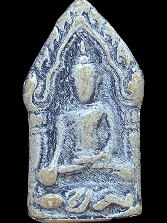 พระขุนแผนนั่งกุมาร หลังยันต์กันปืน เนื้อผงน้ำมัน(ผิวมันปู) หลวงพ่อกวย ชุตินธโร วัดโฆสิตาราม ชัยนาท