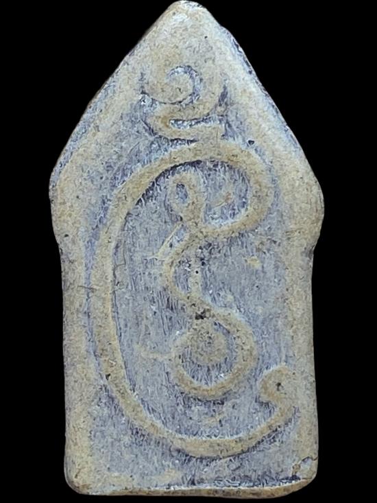 พระขุนแผนนั่งกุมาร หลังยันต์กันปืน เนื้อผงน้ำมัน(ผิวมันปู) หลวงพ่อกวย ชุตินธโร วัดโฆสิตาราม ชัยนาท