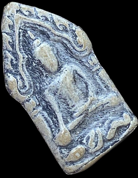 พระขุนแผนนั่งกุมาร หลังยันต์กันปืน เนื้อผงน้ำมัน(ผิวมันปู) หลวงพ่อกวย ชุตินธโร วัดโฆสิตาราม ชัยนาท