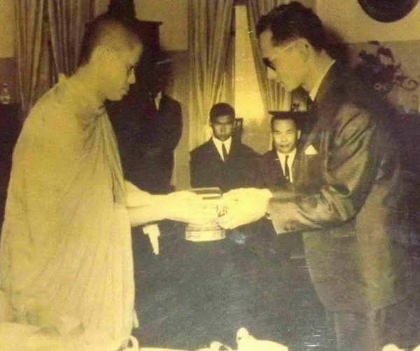 ผ้ายันต์หลวงพ่อเล็ก วัดสันติคิรีศรีบรมธาตุ (วัดเขาดิน) จ.กาญจนบุรี ขนาดใหญ่ สวยมากค่ะ