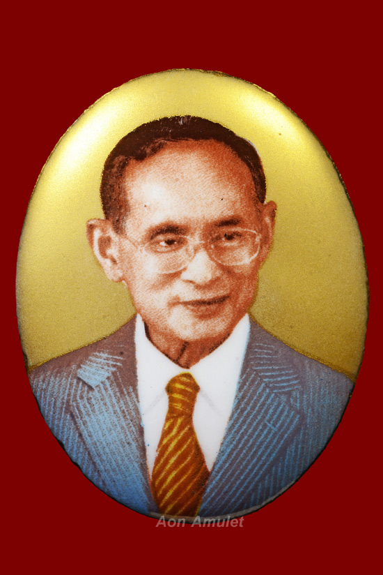 ล็อกเก็ตวงรีพิมพ์เล็กฉากสีทองหลังแผ่นทองฝาบาตร ร.9 วัดสุทธาราม พ.ศ.2550