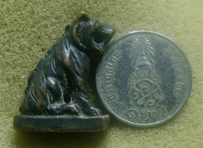 **เบา​ๆ​**เสือหล่อโบราณ ยันต์ใต้ฐาน เนื้อทองแดง เก่า ไม่ทราบที่**สวยๆ เชิญชมครับ