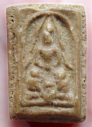 *พิมพ์คะแนนแหวกม่าน หลังยันต์ เนื้อผงน้ำมัน ปี๒๕๐๙ หลวงพ่อยงยุทธ วัดเขาไม้แดง ชลบุรี*