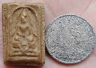 *พิมพ์คะแนนแหวกม่าน หลังยันต์ เนื้อผงน้ำมัน ปี๒๕๐๙ หลวงพ่อยงยุทธ วัดเขาไม้แดง ชลบุรี*