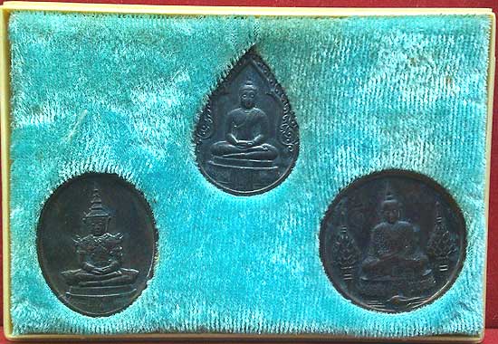 *ชุดเหรียญพระแก้วมรกต ภปร.ฉลองกรุงรัตนโกสินทร์ ๒๐๐ปี พ.ศ.๒๕๒๕ บล็อคพระราชศรัทธา เนื้อทองแดง*