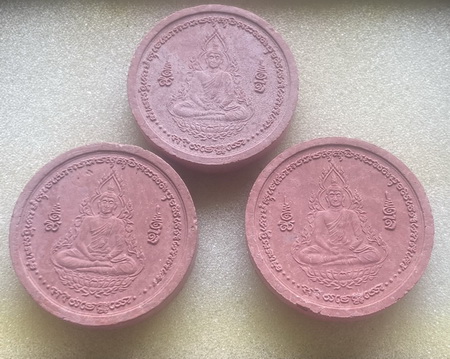 ((เคาะเดียวแดง)) พระผงทำน้ำมนต์ หลวงปู่ศรี มหาวีโร วัดป่ากุง ร้อยเอ็ด พิมพ์ใหญ๋ (ทีเดียว 3 องค์)