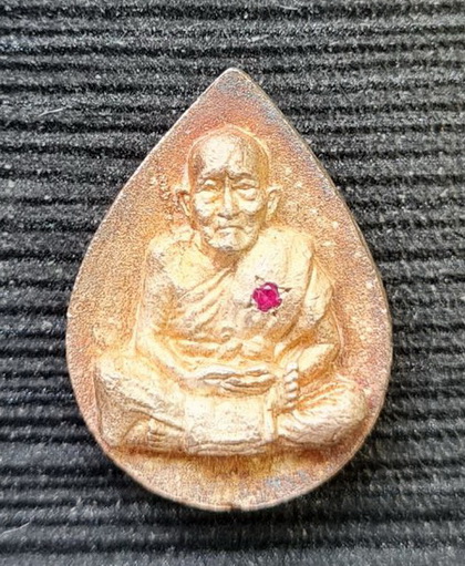 เคาะแรกแดง..หยดน้ำ เศรษฐี ๖๕..เนื้อเงินฝังพลอยแดง กล่องเดิม..ลป.นน สำนักสงฆ์เขาพรานธูป ประจวบฯ 