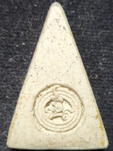 วัดตะเคียน นนทบุรี พระนางพญา หลวงปู่แย้ม  รุ่นอธิษฐาน ปี 2547