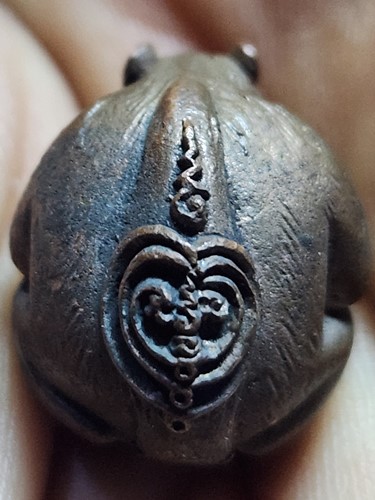 วัดซุ้มกระต่าย (หนองหม้อแกง) ชัยนาท  ลูกอมชะมดเรียกทรัพย์ (เนื้อสัมฤทธิ์) หลวงพ่อเอิบ อุดผงเก่าหลวงพ