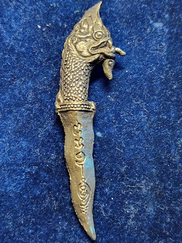 สำนักสงฆ์บ้านเกษตรทุ่งเศรษฐี จ.ร้อยเอ็ด  กริชหัวพญานาค  หลวงพ่อเณร เนื้อทองเหลือง