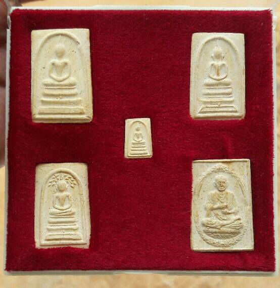 พระสมเด็จวัดระฆัง อนุสรณ์ 118 ปี กล่องชุด 5 องค์ เนื้อแห้งๆ กระดาษเดิม ปี 2533 เคาะเดียว
