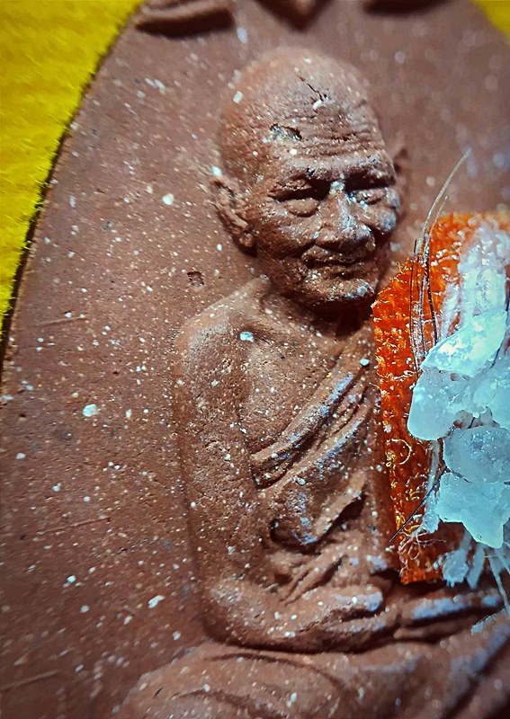 พระผงนั่งเมฆ เนื้อว่านแดง รุ่นเลื่อนยศ หลวงปู่มหาศิลา สิริจันโท สร้างปี2564 คัดหน้าตามาสวยๆ จัดของหา