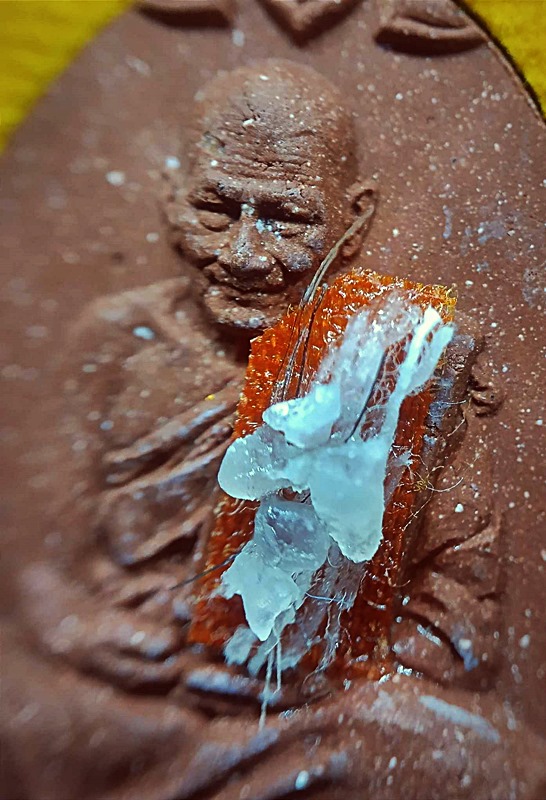 พระผงนั่งเมฆ เนื้อว่านแดง รุ่นเลื่อนยศ หลวงปู่มหาศิลา สิริจันโท สร้างปี2564 คัดหน้าตามาสวยๆ จัดของหา