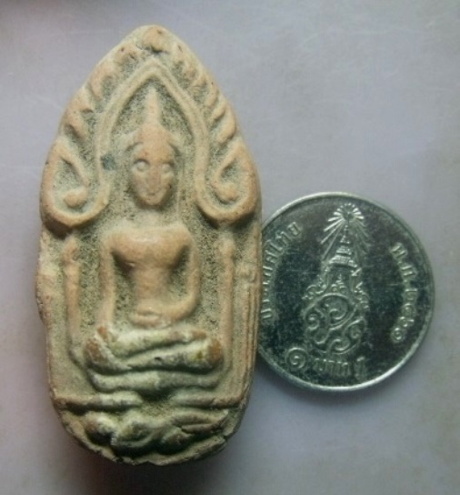 **เบาๆ**พระขุนแผนไข่ผ่าซีก เนื้อดิน สวยๆ เนื้อจัด ไม่ทราบที่**เชิญชมครับ