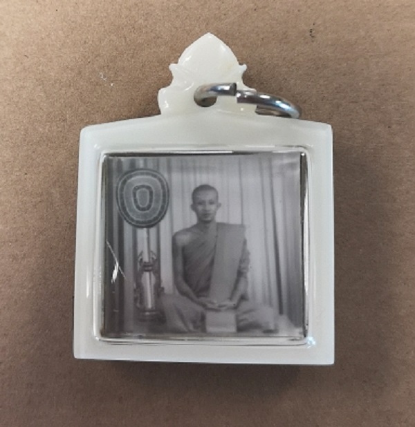 รูปถ่าย หลวงพ่อชำนาญ วัดบางกุฎีทอง ปทุมธานี ยุคต้น หลังจาร เลี่ยมพร้อมห้อยบูชา