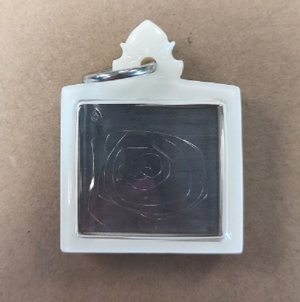 รูปถ่าย หลวงพ่อชำนาญ วัดบางกุฎีทอง ปทุมธานี ยุคต้น หลังจาร เลี่ยมพร้อมห้อยบูชา