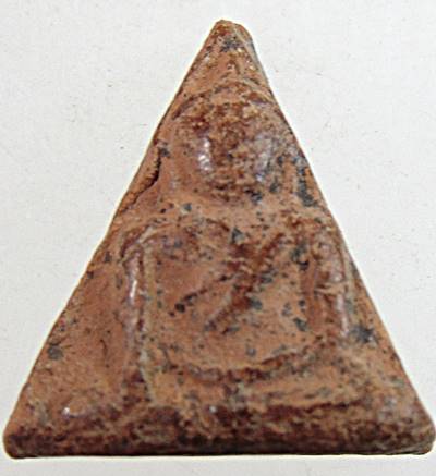 ๒๐ พระนางพญาเนื้อดิน