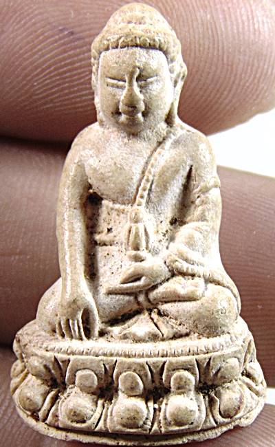 ๒๐ พระกริ่ง รุ่นพิทักษ์ชายแดน เนื้อผง